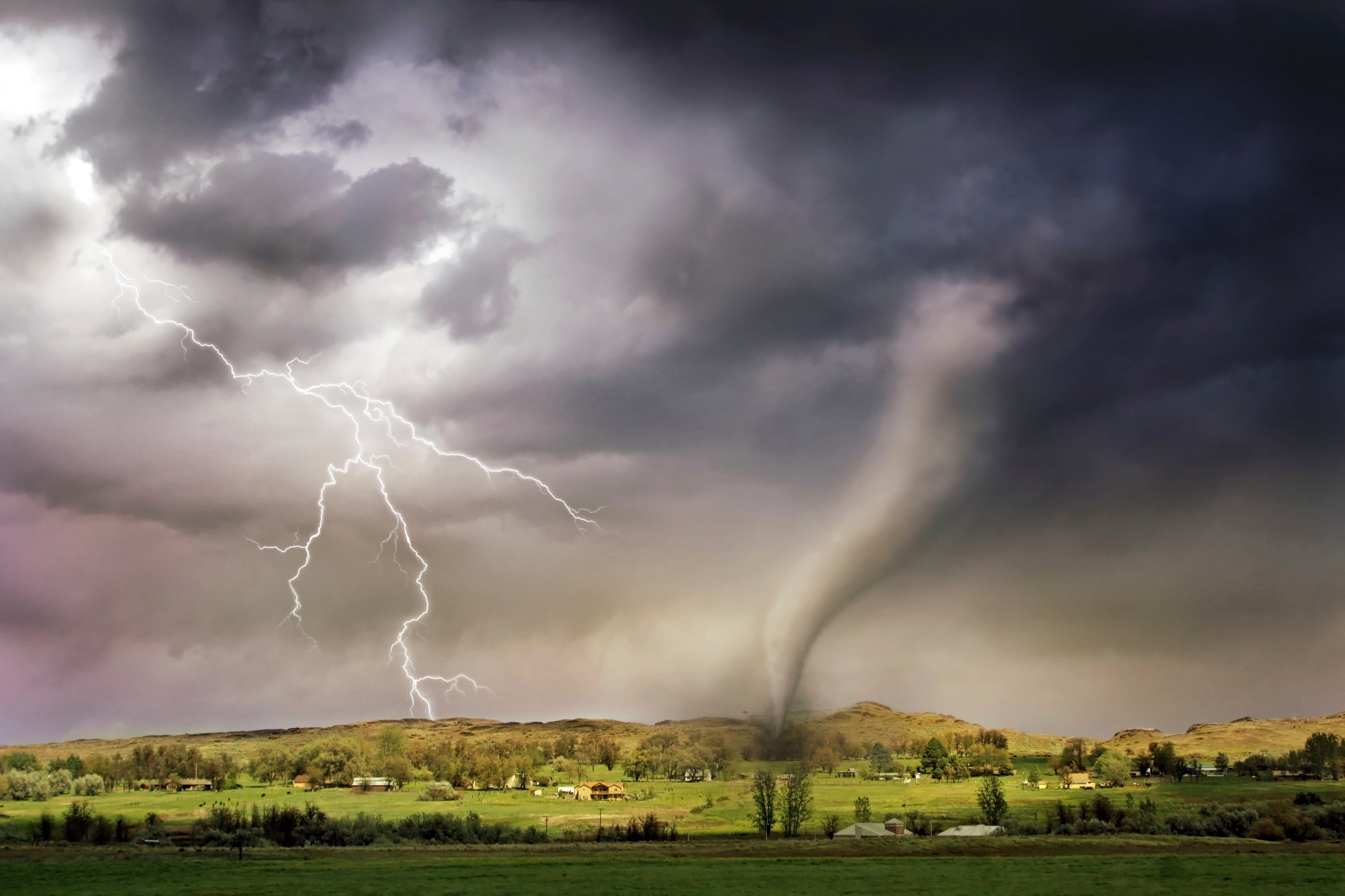 How long does it take a tornado to form and touch the ground?