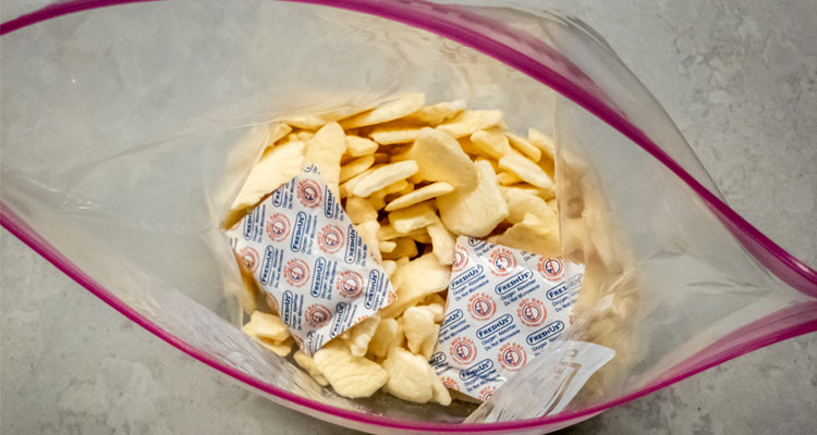 Freeze-dried food and oxygen absorbers in ziplock bag